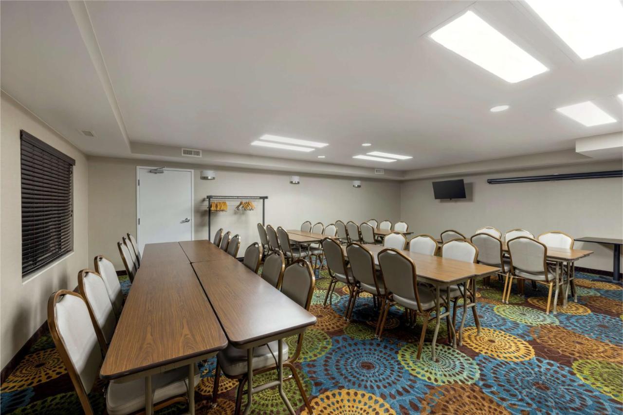 Best Western Watertown Inn & Suites Exterior photo